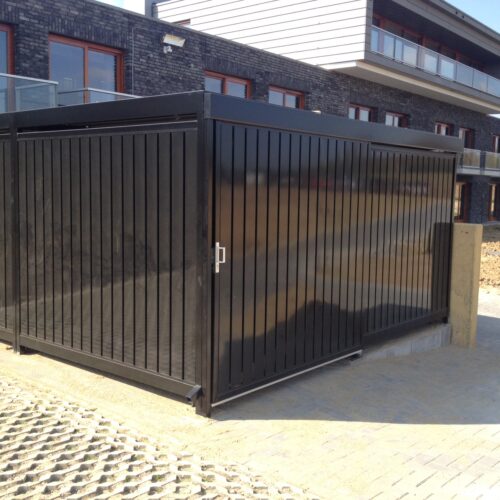 Afsluitbare fietsenstalling Center 23 Overkapping Center. De verticale staalpanelen en de diep-zwarte kleur geven deze afsluitbare overkapping een zeer luxe uitstraling.