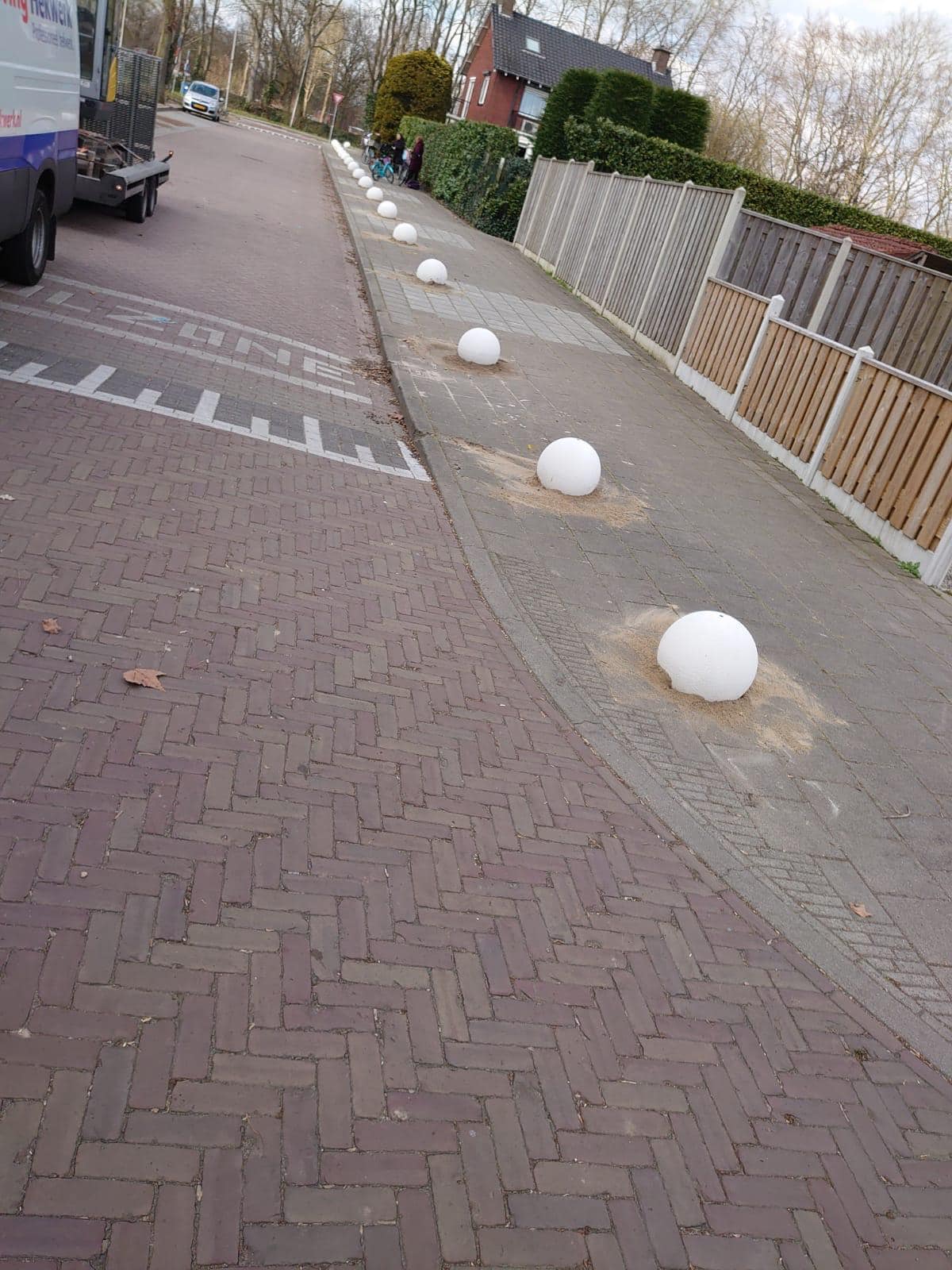 Afzetbol Vera 2 Onze betonnen afzetbollen in Deventer