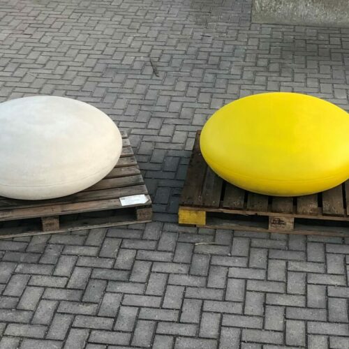 Betonnen zitelementen. De reuzen Smartie 61 Ideaal om op te zitten en erg leuk op pleinen en als afzetting van de straat.