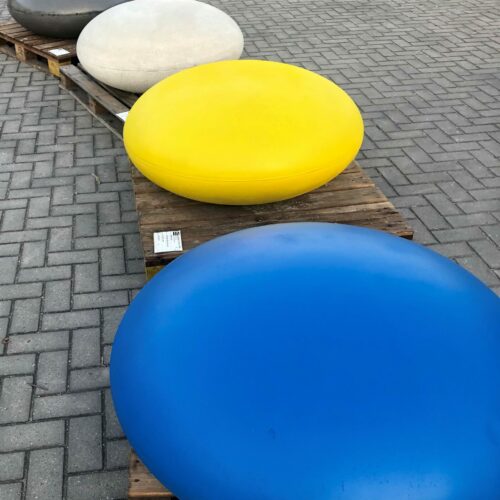 Betonnen zitelementen. De reuzen Smartie 62 Detailopname van Smartie betonnen zitsteen is een vrolijke RAL kleur.