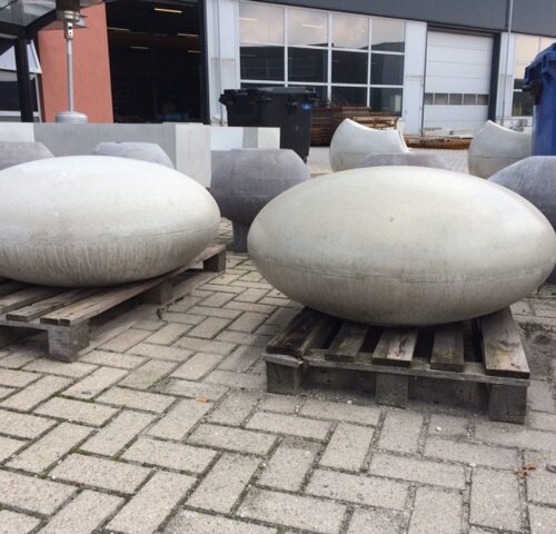 Betonnen zitelementen. De reuzen Smartie 48 Straatmeubilair dat bovendien ideaal ingezet kan worden om de veiligheid in de openbare ruimte te verhogen
