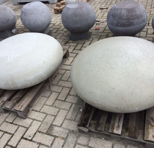 Betonnen zitelementen. De reuzen Smartie 59 Deze leuke zitelementen zijn ook in diverse andere kleuren leverbaar. Voordelig, duurzaam en erg leuk straatmeubilair.