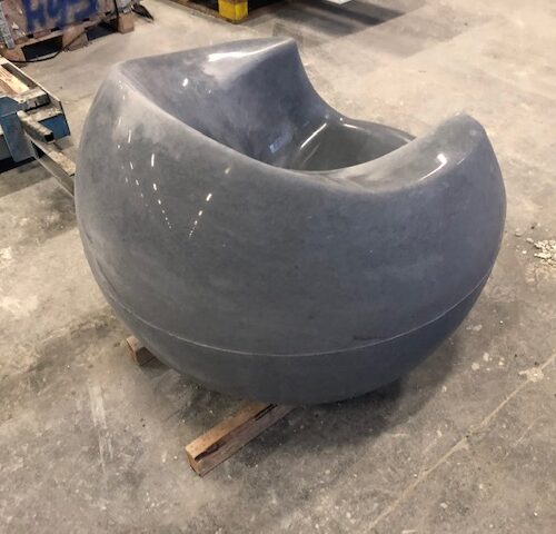 Betonnen zitelementen en tafel Stool 25 De betonnen zitelement (stoel) net uit de mal. De antraciet-uitvoering. De Stool-serie biedt een innovatief alternatief voor de traditionele parkbank, met zitelementen en tafels van beton die elke buitenruimte naar een hoger niveau tillen.