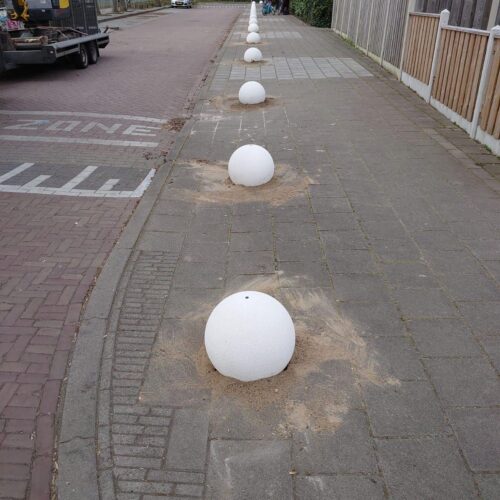 Afzetbol Vera 11 Betonnen afzetbol model Vera. Deze zijn tevens voorzien van een anti graffiti coating.