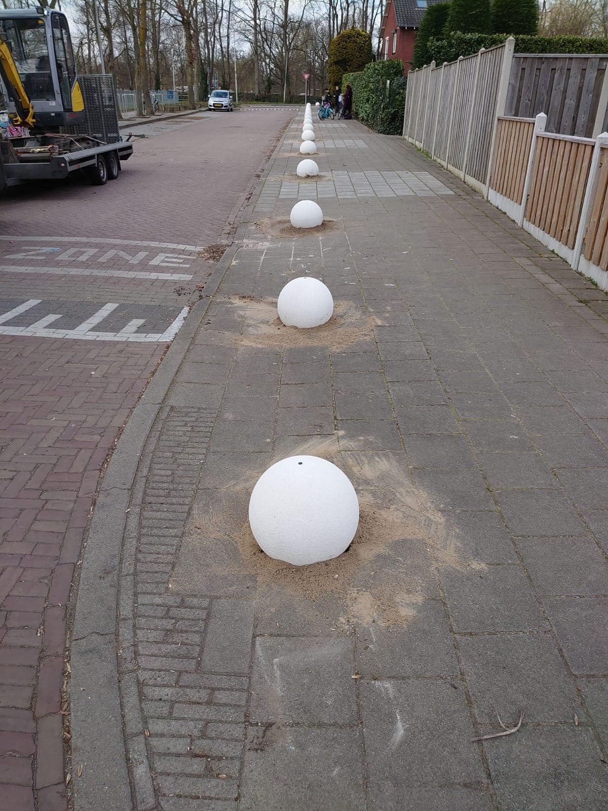 Afzetbol Vera 3 Betonnen afzetbol model Vera. Deze zijn tevens voorzien van een anti graffiti coating.