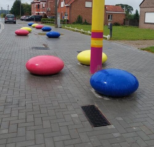 Betonnen zitelementen. De reuzen Smartie 75 Betonnen straatmeubilair op zijn vrolijkst. De betonnen zitstenen (Smarties) van SKWShop