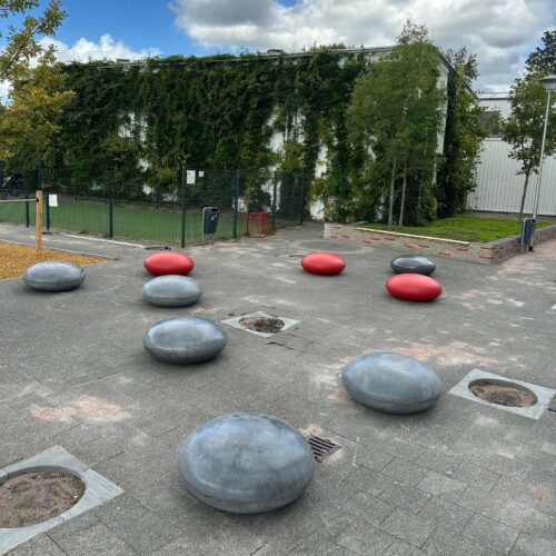 Betonnen zitelementen. De reuzen Smartie 76 Betonnen reuze smarties gecoat in het rood en antraciet