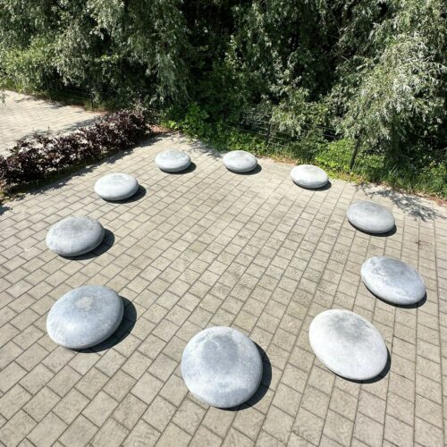 Betonnen zitelementen. De reuzen Smartie 73 Deze fraaie zitstenen hebben een diameter van maar liefst 1 meter. Deze betonnen zetelementen (Smarties in de kleur grijs) liggen in Lelystad bij het Aurum college. 10 stuks totaalo.