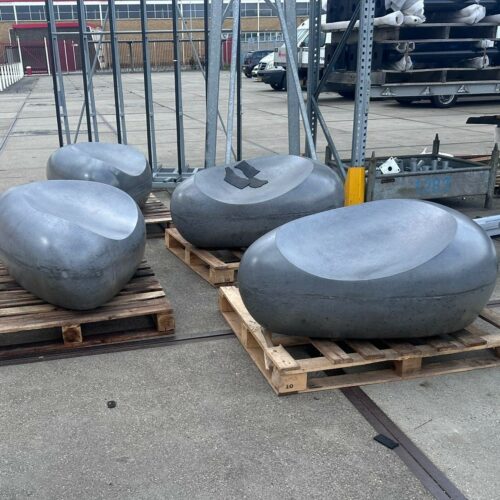 Betonnen zitelement - De Love-stone 31 Vier van deze fraaie grote knuffelstenen (Loverstones) gereed voor transport naar de klant, betonnen zitelementen op zijn fraaist.