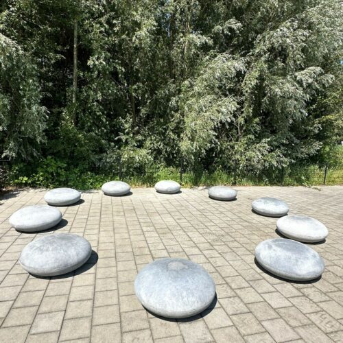 Betonnen zitelementen. De reuzen Smartie 74 10 van deze fraaie betonnen zitelementen in een kring gelegd. Ideaal als praatcirkel op schoolpleinen. Een leuk alternatief voor parkbanken.