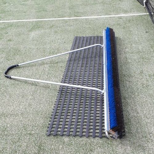 Combi baanbezem - sleepmat 6 De basis betaat uit een aluminium frame en trekbeugel, voor de vulling heeft u diverse mogelijkheden. Gravel, kunstgras met TPE of rubbervulling en zandgevuld kunstgras.