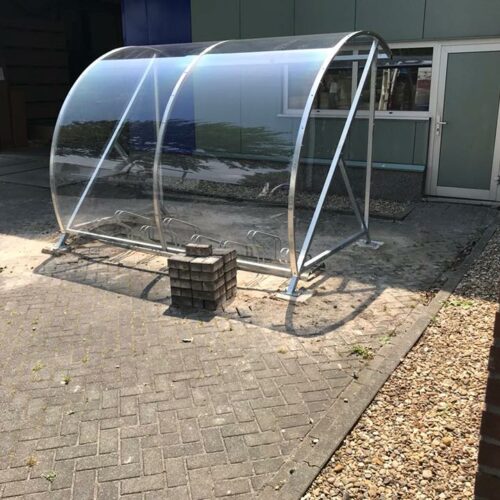 Rookoverkapping - rookabri BF1000 74 De drie meter uitvoering van deze fraaie transparante overkapping. Hier ingezet als overdekte fietsenstalling. Locatie Emmeloord.