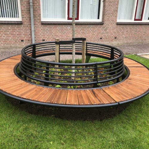 Boombanken model Yuvar 26 Bijzonder fraaie en duurzame boombank Yuvar. Hier afgebeeld en geplaatst door Hoveniersbedrijf Jaap van Reeuwijk te Lexmond.