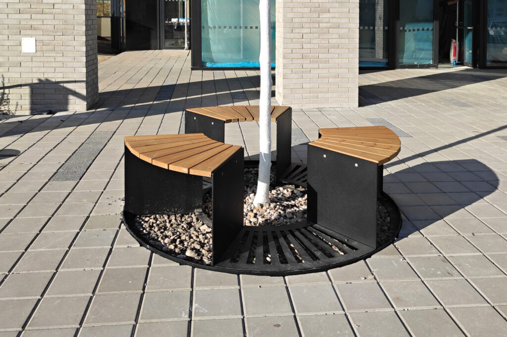 Boombescherming kiezen: van boomrooster en boomkorf tot boombank 1 Boombeschermingen maar dan net even anders. Met zijn tijdloze design voegt het Segmo model een esthetische waarde toe aan elke buitenruimte terwijl het de bomen beschermt.