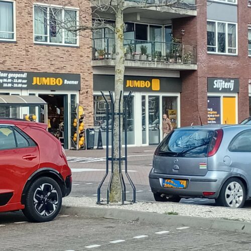 Boomkorf, model Miranda 10 De Boomkorf Miranda combineert duurzaamheid met esthetiek. Leverbaar in verschillende hoogtes en RAL-kleuren, perfect voor elk straatmeubilairproject.