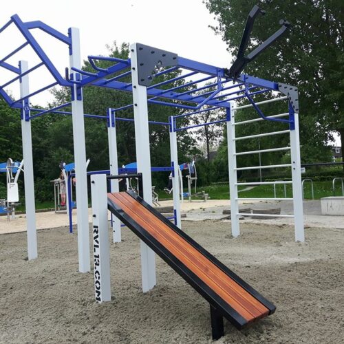 Buiten fitness-park Nippur Freestyle 27 Onze Nippur Calisthenicstoestel met sit-up bench. De 1e die we geplaatst hebben in Groningen.