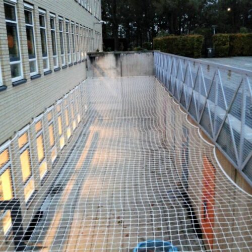 Veiligheidsnetten die dienen als valbeveiliging op de bouw.