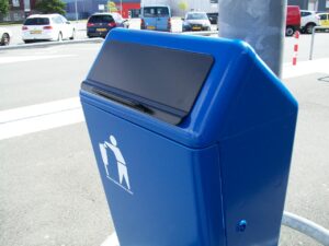 Afvalbak model Bima. Afgebeeld met de optil-klep. Geen stank en geen vogels of ongedierte in uw afvalbak
