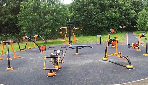 Outdoor Sit-Up bench 7 Buitenfitness toestellen. De buitspierbank uit de FZL-lijn een ideale aanvulling voor uw outdoor fitnesspark.
