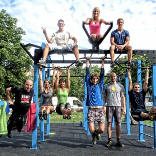 Calisthenics toestellen. Park Uruk 24 Onze bootcamp - buitenfitness toestellen zijn praktisch onverwoestbaar. Voor wie alleen het allerbeste goed genoeg is.