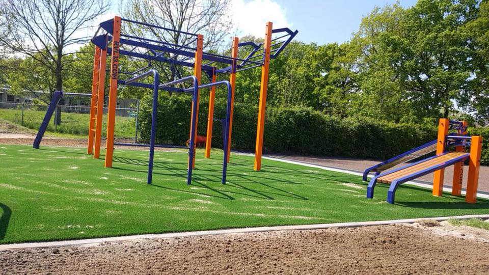 Kunstgras speelvloeren 13 Onze calisthenics-park in Amersfoort met valdempend kunstgras, Valhoogte 2.7 meter.