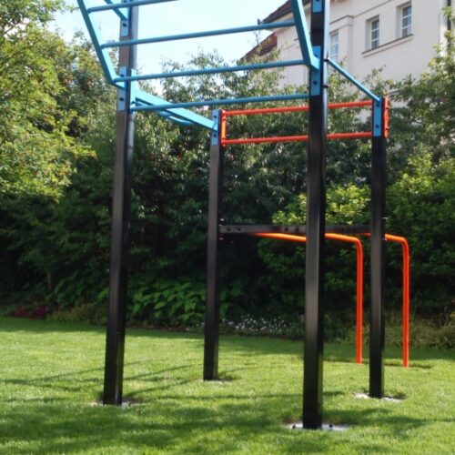 Calisthenics toestel Petum 60 Calisthenic stoestel Petum, uitgebreid met extra pull-up rek.