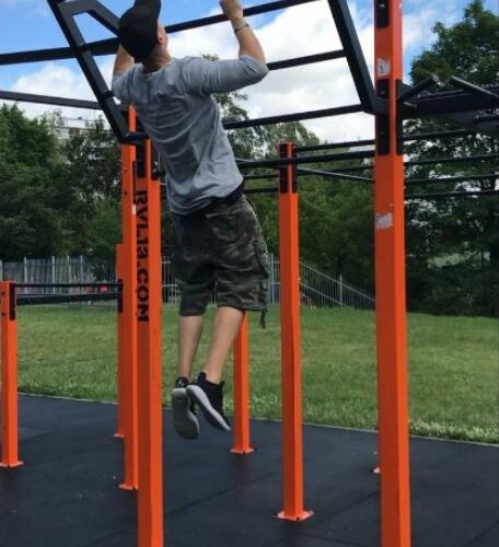 Calisthenics toestel Petum 57 Buitenfitness in het calisthenicspark Petum met de optionele WING-uitbreiding.