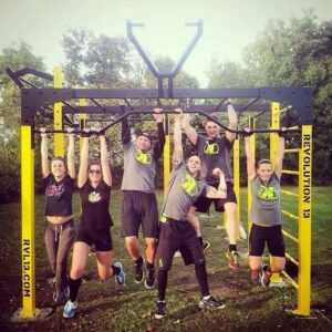 Op deze afbeelding kunt u goed de zware materialen van onze calisthenics-toestellen zien