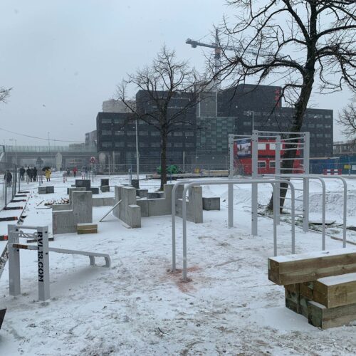 Calisthenics toestel Petum 63 Montage in Amsterdam, in de sneeuw. Calisthenicstoestel Petum, bars en een sit-up bank.