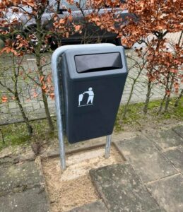 Buiten afvalbak Bima, deze is uitgevoerd met de prefab betonvoet, net onder het maaiveld geplaatst. Deze afvalbakken behoren nog altijd tot de meest vandalisme bestendige die de markt te bieden heeft.