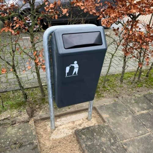 Buiten Afvalbak model Bima 53 Buiten afvalbak Bima, deze is uitgevoerd met de prefab betonvoet, net onder het maaiveld geplaatst. Deze afvalbakken behoren nog altijd tot de meest vandalisme bestendige die de markt te bieden heeft.
