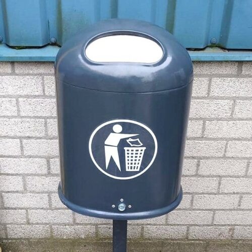 Buitenafvalbak Saluna 12 Zeer degelijk en duurzaam. Deze buiten afvalbak is zowel geschikt voor wandmontage of vrijstaand aan een staander.
