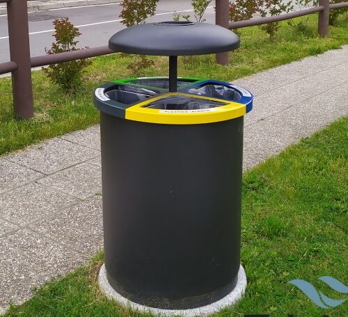 Deze buiten afvalbak combineert een strak en functioneel ontwerp met hoogwaardige materialen voor langdurig gebruik in openbare ruimtes.