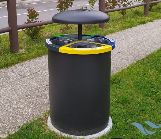 Buitenafvalbak voor afval scheiden 1 Deze buiten afvalbak combineert een strak en functioneel ontwerp met hoogwaardige materialen voor langdurig gebruik in openbare ruimtes.
