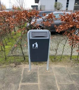 Afvalbak Bima is standaard voorzien van een verzinkte binnenbak en kan desgewenst ook met een lichtere aluminium binnenbak geleverd worden. deze staat in Breukelen.