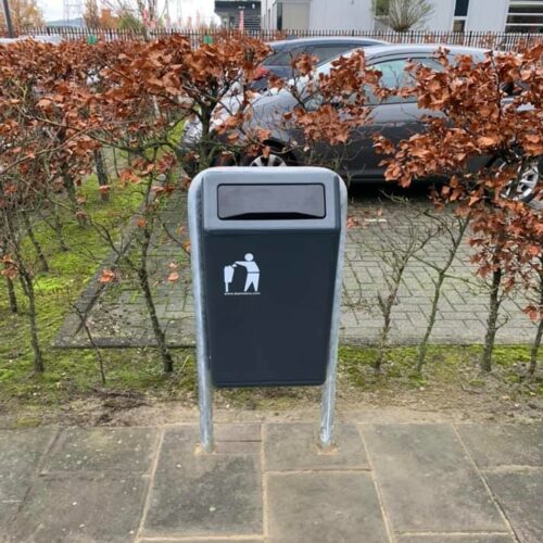 Buiten Afvalbak model Bima 52 Afvalbak Bima is standaard voorzien van een verzinkte binnenbak en kan desgewenst ook met een lichtere aluminium binnenbak geleverd worden. deze staat in Breukelen.