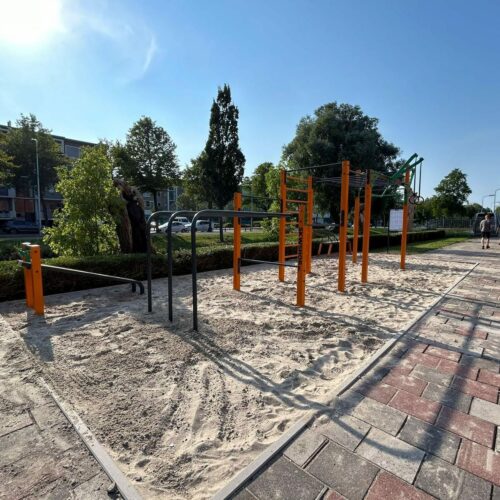 Buiten fitness-park Nippur Freestyle 26 Nippur S+, deze staat in Den Haag bij het Hofstede college.