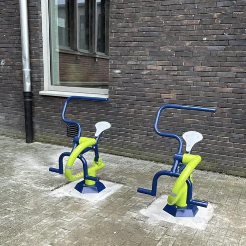 kinderfitnesstoestel De Rider 8 Twee van onze buitenfitness toestellen model Rider naast elkaar. Sportief bewegen voor uw basisschool leerlingen. Geleverd en gemonteerd te Wilrijk (Antwerpen).