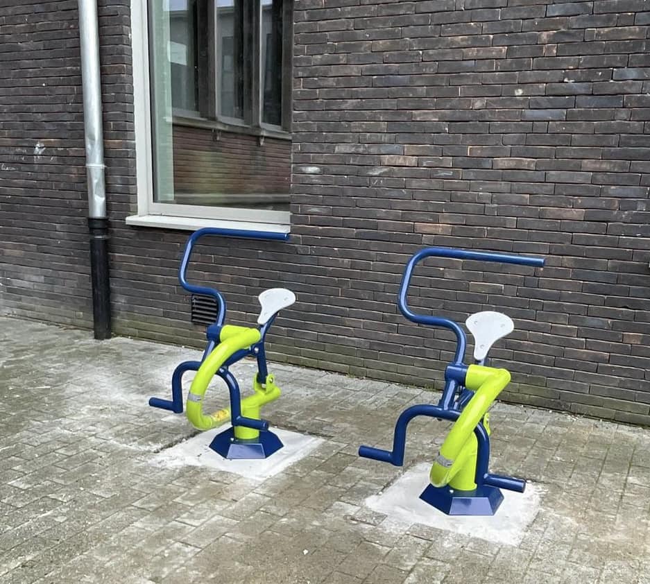 kinderfitnesstoestel De Rider 2 Twee van onze buitenfitness toestellen model Rider naast elkaar. Sportief bewegen voor uw basisschool leerlingen. Geleverd en gemonteerd te Wilrijk (Antwerpen).