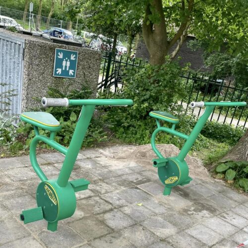 Buiten fitnesstoestel - Outdoor bike 21 Buiten fitnesstoestellen FZL. Twee van onze outdoor bikes in het groen gecoat.