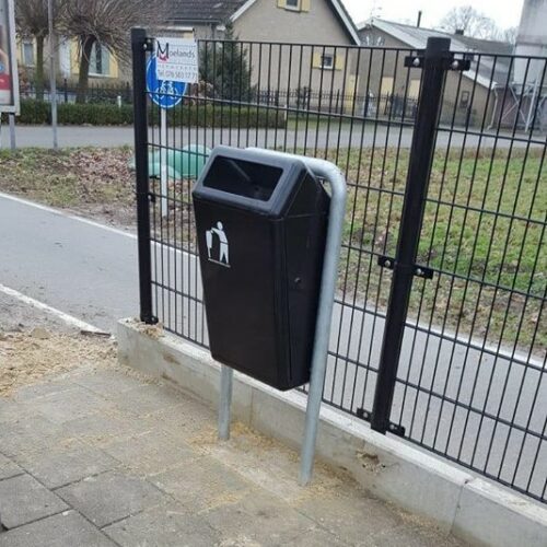 Buiten Afvalbak model Bima 50 Buiten afvalbak Bima met de staander met geprefabriceerde betonvoet.