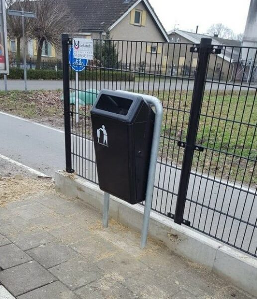 Buiten afvalbak Bima met de staander met geprefabriceerde betonvoet.