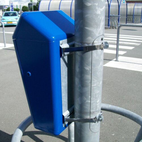 Buiten Afvalbak model Bima 43 Met behulp van een bij te leveren rvs trekband is deze duurzame buiten afvalbak ook eenvoudig aan bijvoorbeeld lantaarnpalen te bevestigen