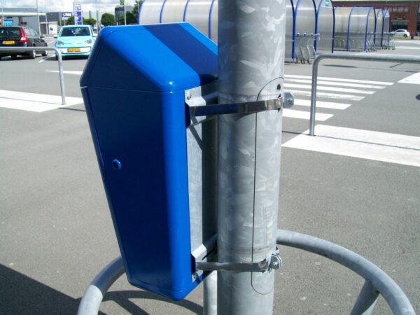 Met behulp van een bij te leveren rvs trekband is deze duurzame buiten afvalbak ook eenvoudig aan bijvoorbeeld lantaarnpalen te bevestigen