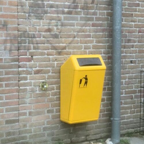 Buiten Afvalbak model Bima 64 Investeer in de buitenafvalbak Bima om hygiëne, duurzaamheid en esthetiek te combineren in één veelzijdige en betrouwbare afvaloplossing voor straten, parken en openbare terreinen