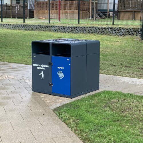 Afvalbak Cubo Cestina 17 Buiten afvalbak nodig met duidelijke afvalscheiding? De Cubo heeft kleurgecodeerde deuren. Ideaal voor de buitenruimte
