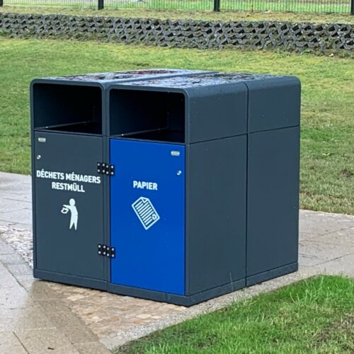 Afvalbak Cubo Cestina 19 Ontdek de stijlvolle en duurzame Cubo Cestina buiten afvalbak – een Italiaans design dat perfect past in moderne buitenomgevingen zoals parken, schoolpleinen en bedrijventerreinen.