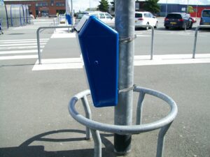 Een extreem vandalisme-arme afvalbak voor buiten. De Bima afvalbak heeft een royale inhoud van 55 liter en is daarmee uitermate geschikt voor drukbezochte straten, parken en winkelcentra.