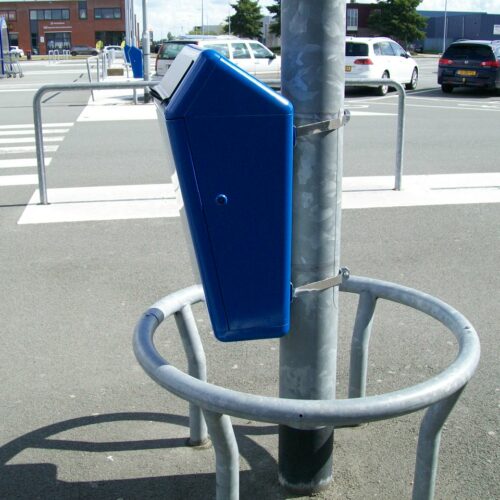 Buiten Afvalbak model Bima 41 Een extreem vandalisme-arme afvalbak voor buiten. De Bima afvalbak heeft een royale inhoud van 55 liter en is daarmee uitermate geschikt voor drukbezochte straten, parken en winkelcentra.