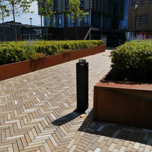 Elegante vrijstaande buitenasbak, de Cubo pole. De ultieme duurzaamheid en erg mooi om te zien.
